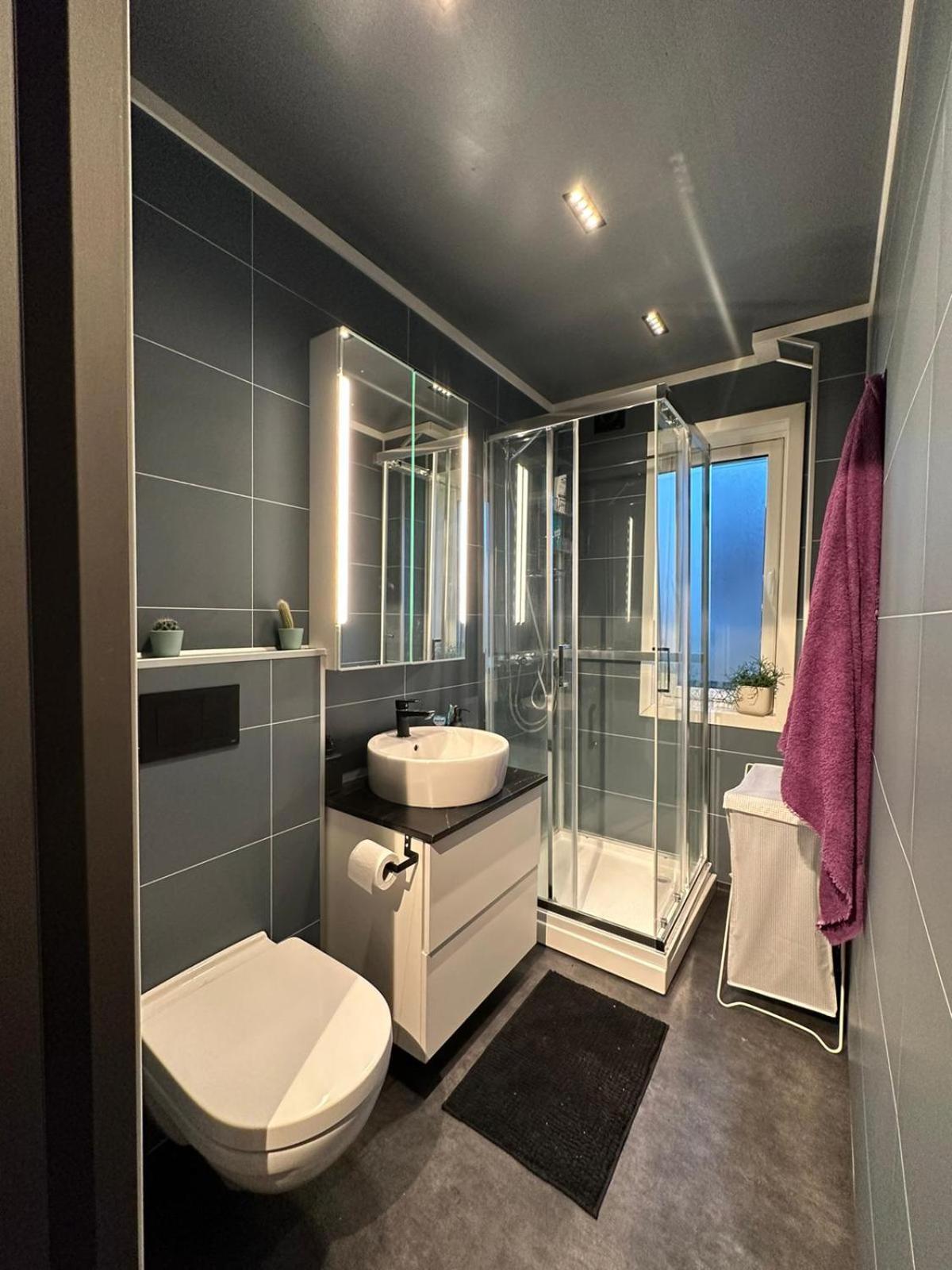 Spacious And With A Private Garden, Free Parking And Ev Recharging Leilighet