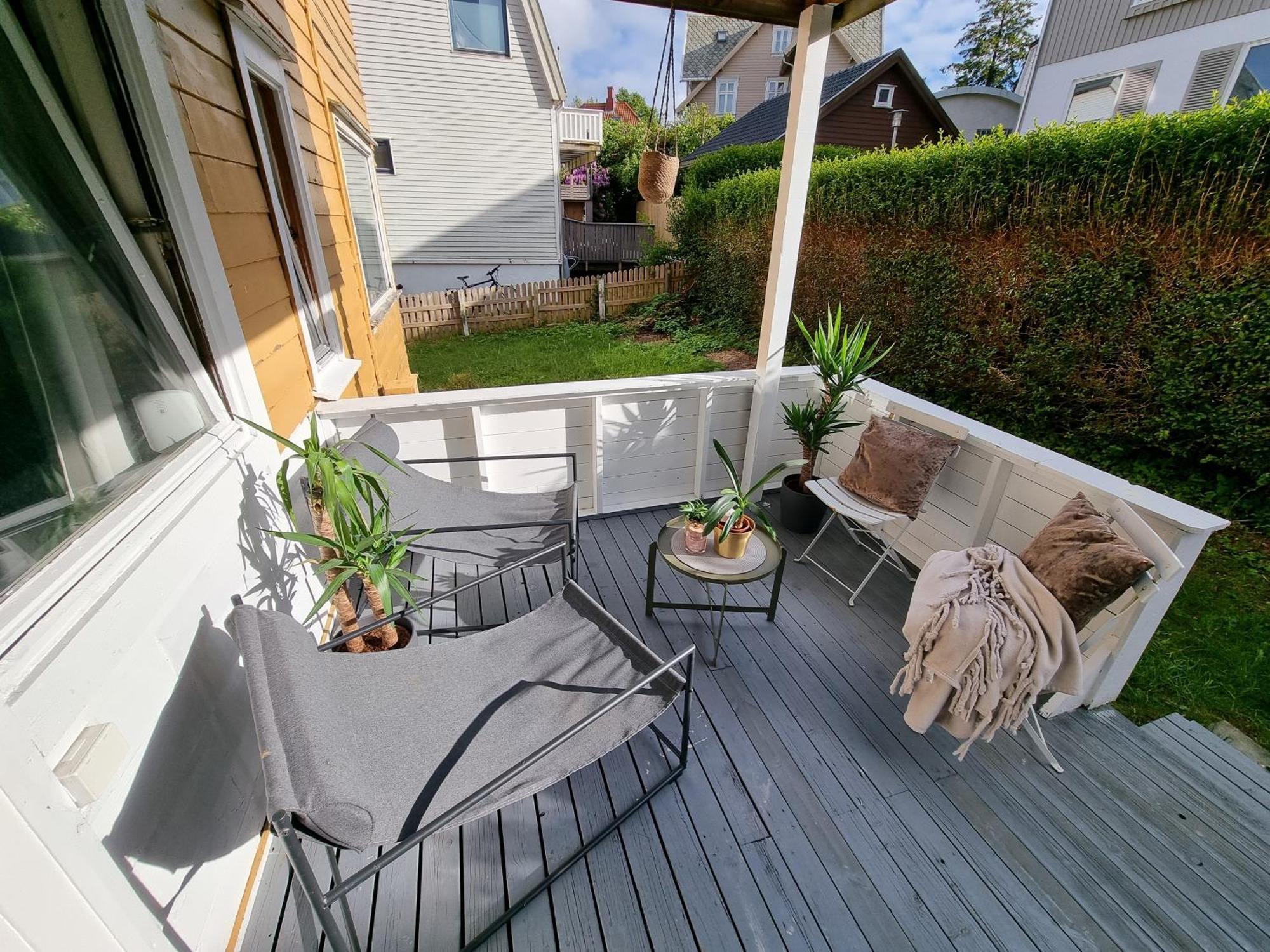 Leilighet Spacious And With A Private Garden, Free Parking And Ev Recharging *